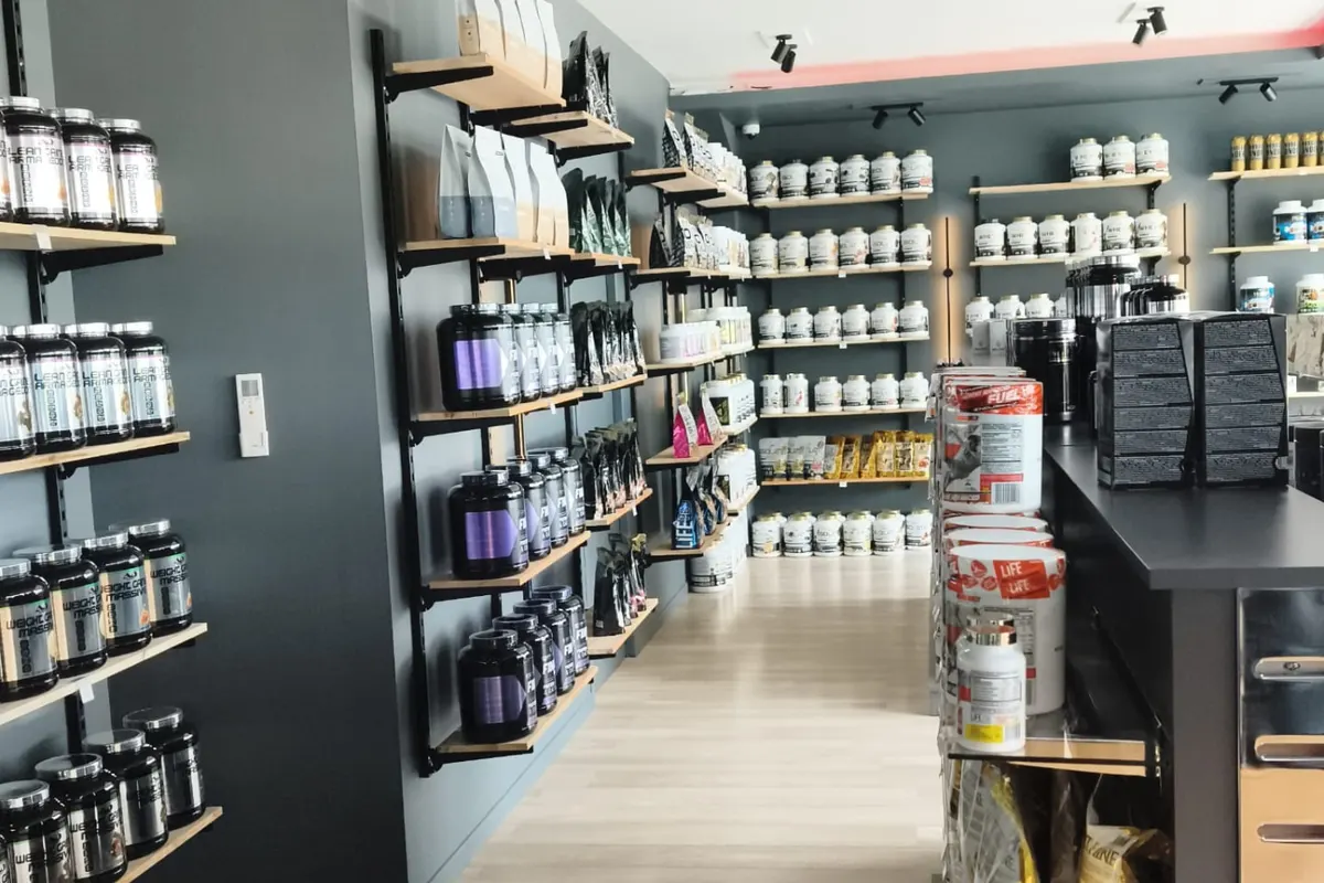 Allée de la boutique avec rayons et comptoir
